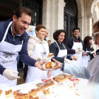 El alcalde Óscar Puente y concejales participan en el reparto del tradicional dulce de la Corona de San Pedro, organizada por la Asociación Provincial de Empresarios de Confitería de Valladolid y Fecosva.-ICAL
