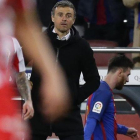 Luis Enrique, con Messi detrás después de ser sustituido, en el partido de este miércoles ante el Sporting.-AP / MANU FERNÁNDEZ