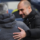 Guardiola y Mourinho se saludan antes del City-United en el Etihad de Manchester.-AFP / PAUL ELLIS