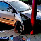 El coche que colisionó con una farola, cuyo conductor dio positivo en un control de alcoholemia.-EL MUNDO