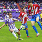 Moyano intenta llevarse el balón en un partido de la pasada temporada.-J.M. LOSTAU