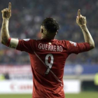Paolo Guerrero celebra uno de sus tres goles a Bolivia con los que Perú pasó a semifinales de la Copa América.-Foto: AFP / JUAN MABROMATA