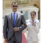 Felipe VI y Letizia, a su llegada al Mausoleo de Mohamed VI en Rabat, este martes.-ZIPI (EFE)
