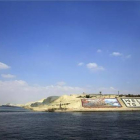 Los barcos empiezan a navegar por el nuevo tramo del canal de Suez, el pasado 13 de junio. Al fondo se lee "Bienvenidos a Egipto".-Foto: AP / HASSAN AMMAR