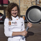 La niña Martina Pueyo, en el descanso de una demostración de cocina para niños, hace unos días, en un pueblo de la provincia de Burgos.-ARGICOMUNICACIÓN