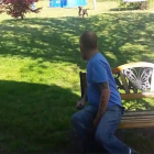Momento de la llegada del perro al jardín donde le esperaba su dueño.-