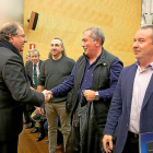 El presidente de la Junta saluda a los representantes de las organizaciones agrarias antes de comenzar la Jornada.-ICAL