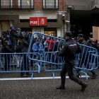 Periodistas, policías y decenas de simpatizantes, ante la sede del PSOE en Madrid.-JOSÉ LUIS ROCA