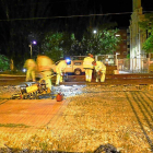 Operarios de Adif en plenos trabajos de corte de raíles de madrugada.-E.M.