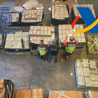 Agentes inspeccionan el material intervenido en una de las fábricas de Valencia.-ICAL