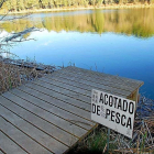 Una de las plataformas de pesca del coto de Tencas de la Santa Espina (Valladolid).-L. FUENTE