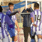 Dani Vega señala a Mayoral (14), protagonista de la jugada del 1-0 y autor del pase al goleador.-J.M.LOSTAU