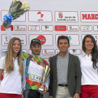 El vencedor de la Vuelta a Castilla y León posa en el podio junto al director general de Deportes de la Junta, Alfonso Lahuerta, y dos azafatas-ICAL