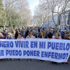 Manifestantes en defensa de la sanidad pública en el paseo de Filipinos, Valladolid. manteniendo una pancarta.-ICAL