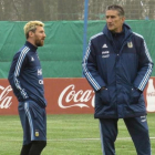 Messi habla con Bauza, el seleccionador argentino.-