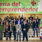 Foto de familia de los participantes de la XIIFeria del Emprendedor celebrada en la Facultad de Comercio.-E.M.
