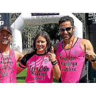 Los triatletas del Tripi posan en la meta tras ganar el oro en la prueba de relevos.-E.M.