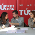 Tudanca, durante la reunión con alcaldes y portavoces de León y Palencia.-ICAL