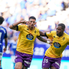 Marcos André celebra junto a Cédric el gol que dio la victoria al Pucela en Oviedo. IÑAKI SOLA / REAL VALLADOLID