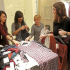 Clientas en un comercio de Valladolid.-J.M. Lostau