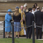 La Reina Isabel II junto a su familia en la capilla de San Jorge del Castillo de Windsor.-Foto: REUTERS / NEIL HALL