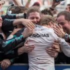 Rosberg recibe la felicitación de su equipo.-EFE