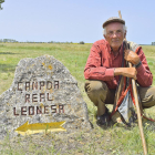 Jesús Garzón, en los alrededores del río Cueza, en Palencia, junto a una de las piedras que señalizan la Cañada Real Leonesa, que pasa por allí.-ARGICOMUNICACIÓN