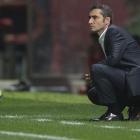 Valverde observa el juego durante el Girona-Barça del Montilivi.-JORDI COTRINA