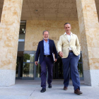 El teniente de alcalde y concejal de Urbanismo del Ayuntamiento de Valladolid, Manuel Saravia, junto al técnico Antón Segarra, tras reunirse con la consejera de Economía y Hacienda, Pilar del Olmo-Ical
