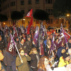 Cabeza de la manifestación desarrollada en la capital leonesa, en la que aparece, a la derecha, el secretario regional de Comisiones Obreras, Vicente Andrés.-ICAL