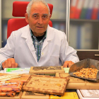 Teodoro Rodríguez muestra algunos de los chocolates que elabora la Superlativa.-J. L. C.