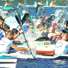 Participantes en el Gran Premio de Castilla y León de piragüismo, celebrado ayer en el Lago de Sanabria.-E. M.