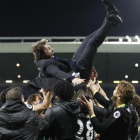 Antonio Conte, manteado por sus jugadores del Chelsea.-REUTERS