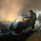 Incendio de un vehículo en el municipio de Torrescárcela (Valladolid).- ICAL