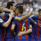 Los jugadores del Barça celebran el 2-3 obra de Messi en Mestalla.-AP / MANU FERNÁNDEZ