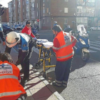 Los servicios sanitarios atienden a la mujer atropellada.-E. M.