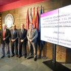 El rector de la UVa, Daniel Miguel San José,; el gerente de Asistencia Técnica y Desarrollo de Repsol y el investigador principal del proyecto, el catedrático de Física de la Materia Condensada Fernando Rull, durante la rueda de prensa.-ICAL