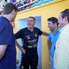 Paco Herrera bromea junto a Carlos Suárez, de espaldas, y Braulio Vázquez en Las Salinas.-MIGUEL ÁNGEL SANTOS