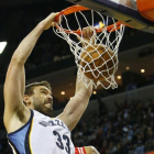 Marc Gasol hace un mate en el partido ante los Rockets.-EFE / MIKE BROWN