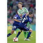 El blanquivioleta Calero frena al bético Canales, con la ayuda por detrás de Anuar.-PHOTO-DEPORTE