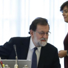Rajoy y Sáenz de Santamaría, al inicio del Consejo de Ministros de este sábado.-EFE / JUAN CARLOS HIDALGO