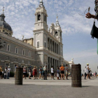 Turistas delante de la catedral de la Almudena.-JOSÉ LUIS ROCA