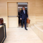 El consejero de Sanidad, Antonio Sáez, saluda a la socialista Mercedes Martín antes de comparecer en la Comisión de Economía y Hacienda de las Cortes para explicar las cuentas de su departamento para 2016-Ical