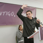 El cofundador de Podemos, Juan Carlos Monedero (D) en un acto público de la formación política en Palencia, junto al responsable regional, Pablo Fernández (I)-Ical
