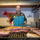 COCINANDO LA RECETA DEL ASCENSO. El vallisoletano no tiene fecha de caducidad. Esta temporada se ha puesto como meta lograr el ascenso a la Liga Asobal con el Atlético Valladolid. Para ello da la receta del éxito:«ilusión y trabajo». Es el ‘chef’ de un e-Pablo Requejo