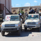 Un grupo de militares se prepara para ir a la linea de combate en Tripoli, Libia.-EFE / EPA