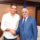 El canciller de la República Dominicana y presidente Partido Revolucionario Dominica felicita a Pedro Sánchez.-EL PERIÓDICO