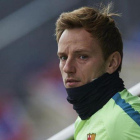 Rakitic, a punto de empezar un entrenamiento del Barça en la ciudad deportiva.-EFE / ALEJANDRO GARCIA