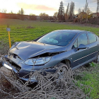 El coche del infractor terminó chocando contra una piedra.-E. M.