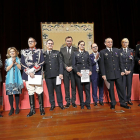 Jesús Julio Carnero, María José Salgueiro, Óscar Puente, Luis Vélez y Julia González junto con algunos de los condecorados ayer durante la fiesta por el Día de la Policía Local de Valladolid.-J.M. LOSTAU
